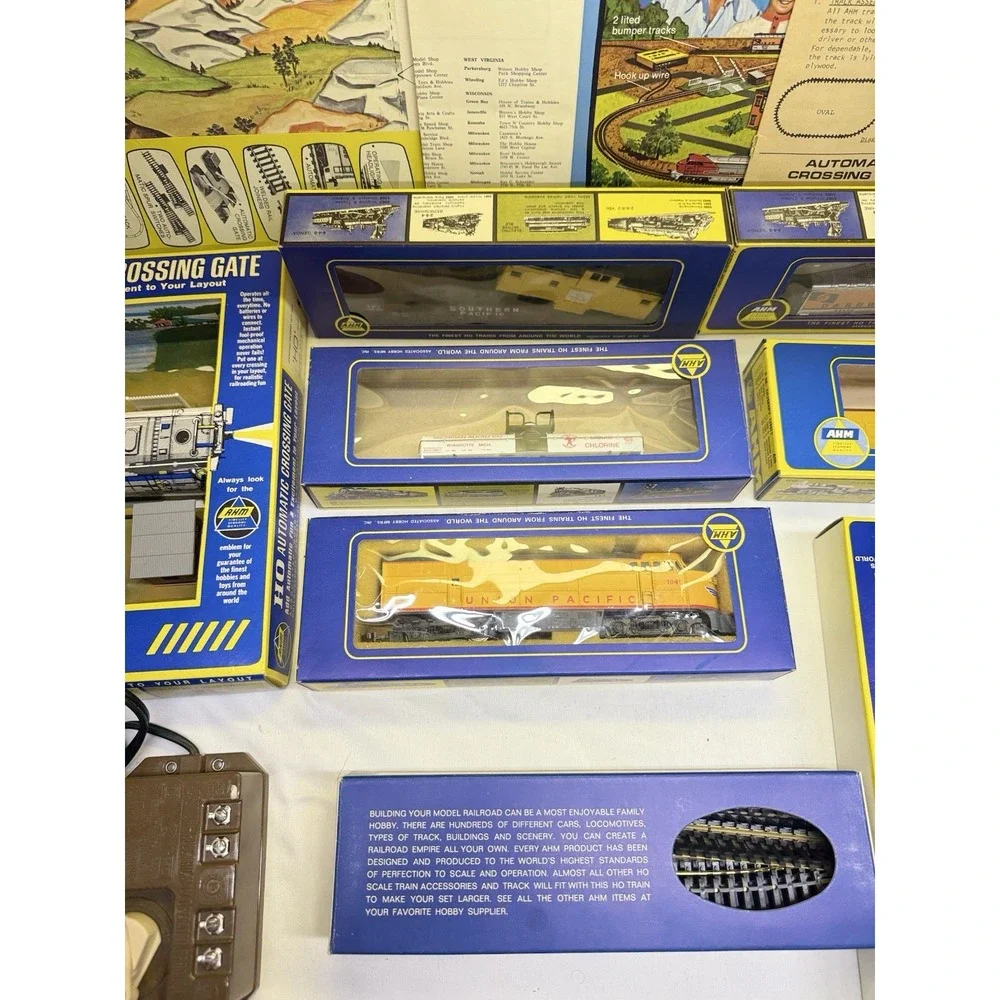 AHM HO Scale Electric Train Set Lot 5 Cars, 1 Locomotive, Crossing Gate And More